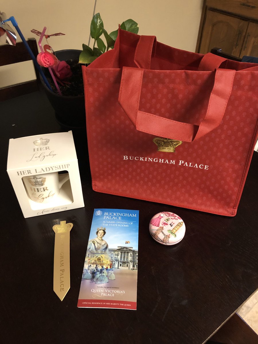 AmyAmsQ's tweet photo. Thank you @lizcaseycasey for the goodies and for indulging my love of all things royal!! I love it!! 🥰 https://t.co/jpPcLzUiHe