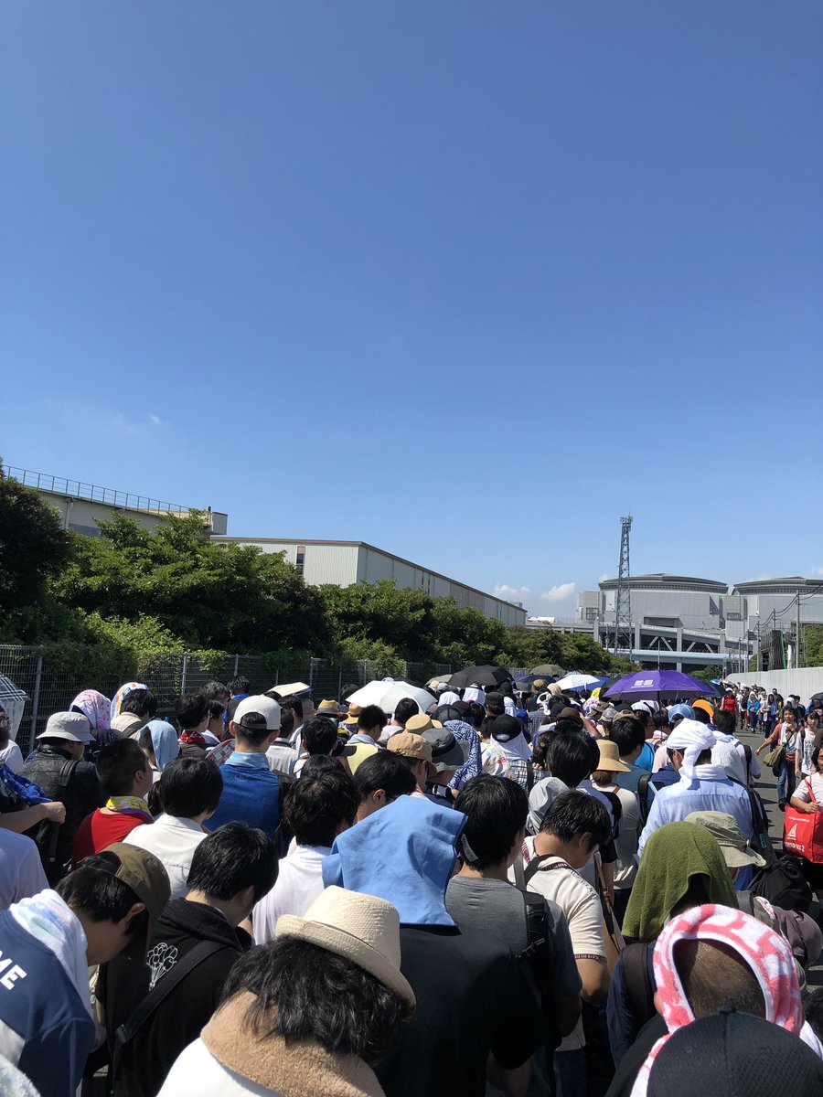 もりべ On Twitter コミックマーケット96の一般参加の待機列 軽く全長1kmは超えてますね ようやく列が止まったので休憩できます コミケ始まるまでに 1時間近く歩かさせるとは思ってなかった しかも東ホール使わないのに 東に並んでるとかw C96 Comike Https