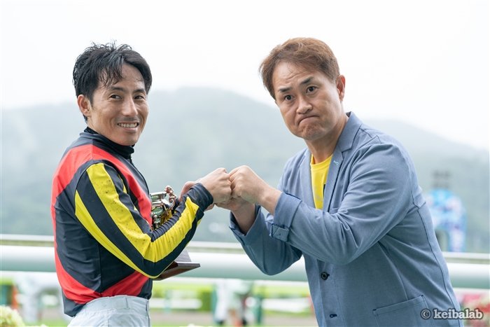 競馬ラボ En Twitter 今日の札幌競馬場には プロレスラーの武藤敬司さん そして武藤さんのモノマネでお馴染みのタレント 神奈月さんが来場 トークショーに加え エルムsのプレゼンターを務めます 先月は原辰徳監督として福島競馬場に登場した神奈月さん 今日は 競馬ラボ En Twitter 今日の札幌競馬場には プロレスラーの武藤敬司さん そして武藤さんのモノマネでお馴染みのタレント 神奈月さんが来場 トークショーに加え エルムsのプレゼンターを務めます 先月は原辰徳監督として福島競馬場に登場した神奈月さん 今日は