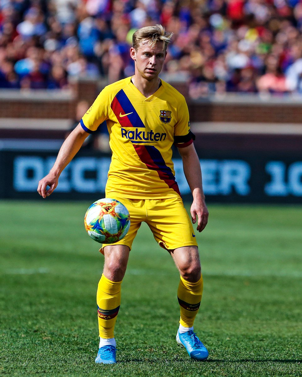 FCBarcelona's tweet photo. ⚽️ ❤️ @DeJongFrenkie21 https://t.co/rFi7XYuGw8