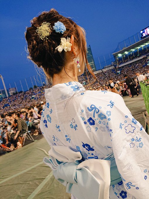うへへ 昨日はかほパイさんに誘われて神宮外苑花火大会に行ってきたよ😍  浴衣着たの何年ぶりだろ&hellip;？？ いつだったかに買ったあの花のめんまモデルの浴衣です☺️  誘ってくれたかほパイさん、ほんとにほんとにありがとうございますっ🥰✨ インナーが7色になっててはちゃめちゃに可愛かった&hellip;🥺