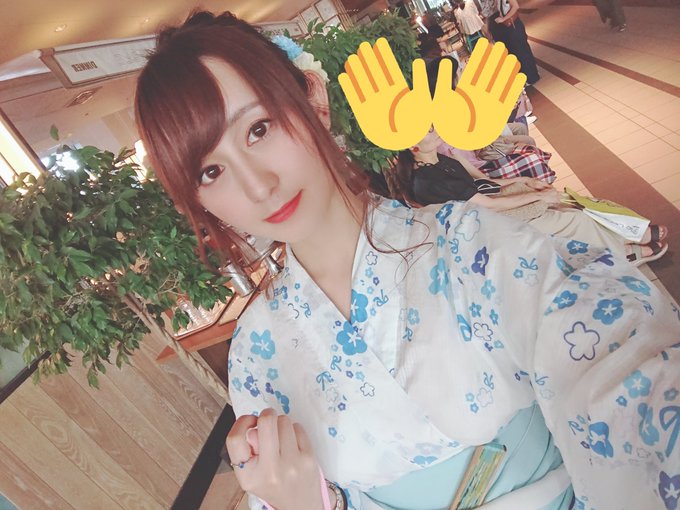 うへへ 昨日はかほパイさんに誘われて神宮外苑花火大会に行ってきたよ😍  浴衣着たの何年ぶりだろ&hellip;？？ いつだったかに買ったあの花のめんまモデルの浴衣です☺️  誘ってくれたかほパイさん、ほんとにほんとにありがとうございますっ🥰✨ インナーが7色になっててはちゃめちゃに可愛かった&hellip;🥺
