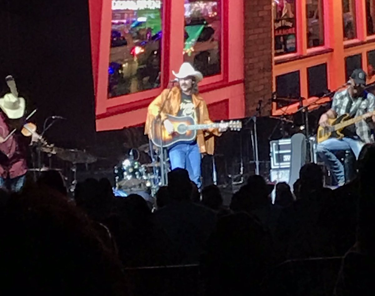 2000Bowman's tweet photo. Ready to get our #AlanJackson on! #INTRUSTarena https://t.co/HV78p38KBR