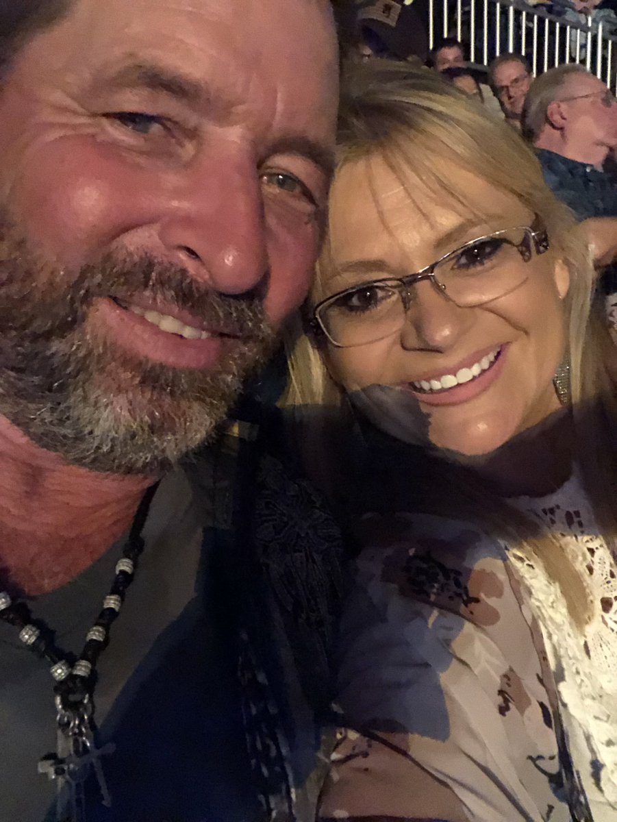 Mann_Carla's tweet photo. #INTRUSTarena #AlanJackson https://t.co/Qnq7crjurZ