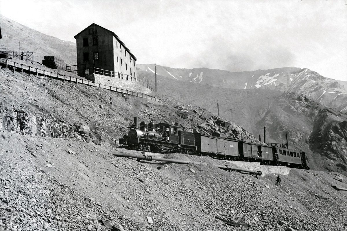 Tren de pasajeros en el campamento minero Sewell de la Braden Copper Co, actual mina El Teniente de Codelco, año 1937.
#Chile