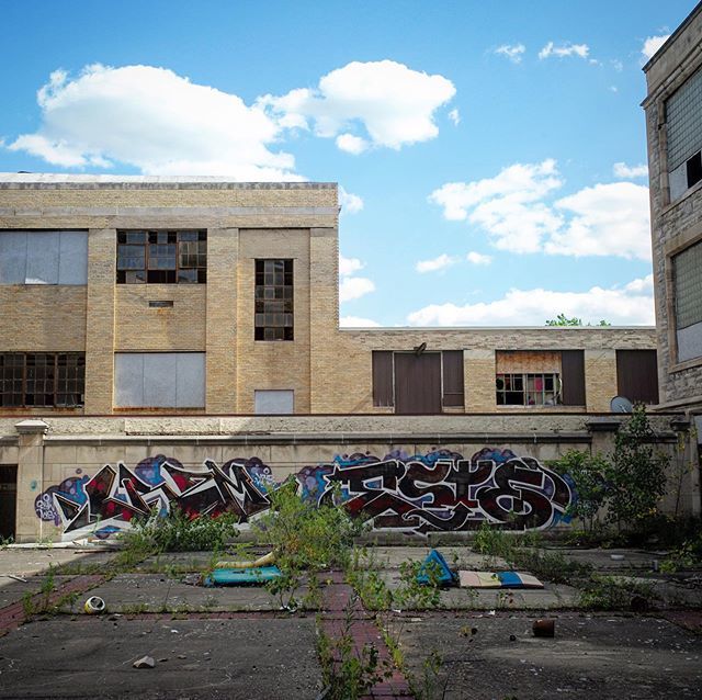 piecesofdetroit's tweet photo. BRZM x Este #detroitgraffiti #piecesofdetroit #brzm #scallywags #murdercityson #este #atlarge #ontherun #leicam240 #germanfriday https://t.co/I58joyh234 https://t.co/tRW5g05jdN