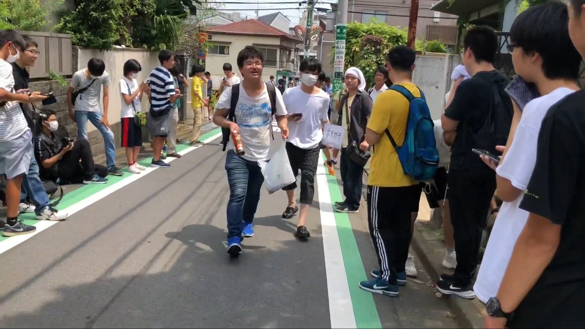 美魚 みお 野獣邸の前で緩次郎似の人がアイスティー配ってて草