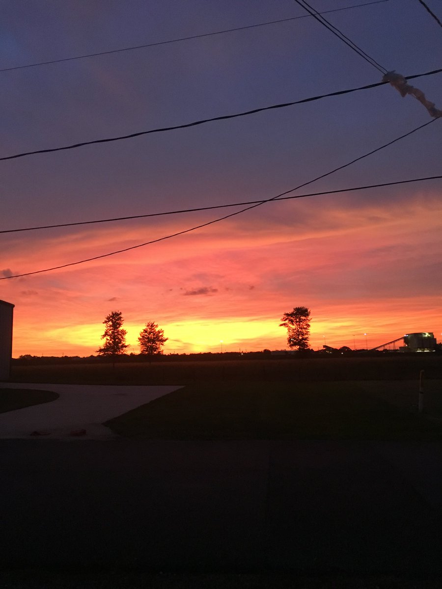 niknic40's tweet photo. @MargaretOrr my son Mason from Larose wanted me to send you these pictures he took of the sunset this evening. https://t.co/zxi1U1f43P
