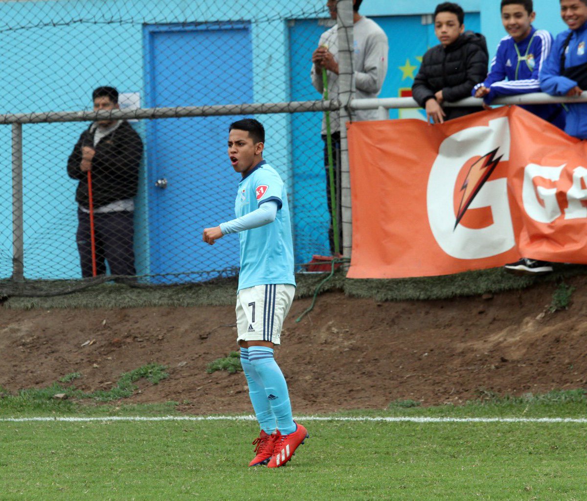 ClubSCristal's tweet photo. #CopaFederaciónOro
#Cat2005
⚽️Sporting Cristal 3-0 Club USMP
(Sebastián Sánchez, Karloo Silva (x2))
📍La Florida
#FuerzaCristal
#LaRazaCeleste
#FormandoPersonas https://t.co/mX1P5bycN5