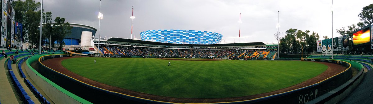 OdiseaAlEstadio's tweet photo. Hermoso estadio tienen en el Hermanos Serdán los @Pericos_Oficial, una experiencia que prioriza al aficionado como pocos en la @LigaMexBeis 🦜⚾️💚 https://t.co/bryQ1IkeP6
