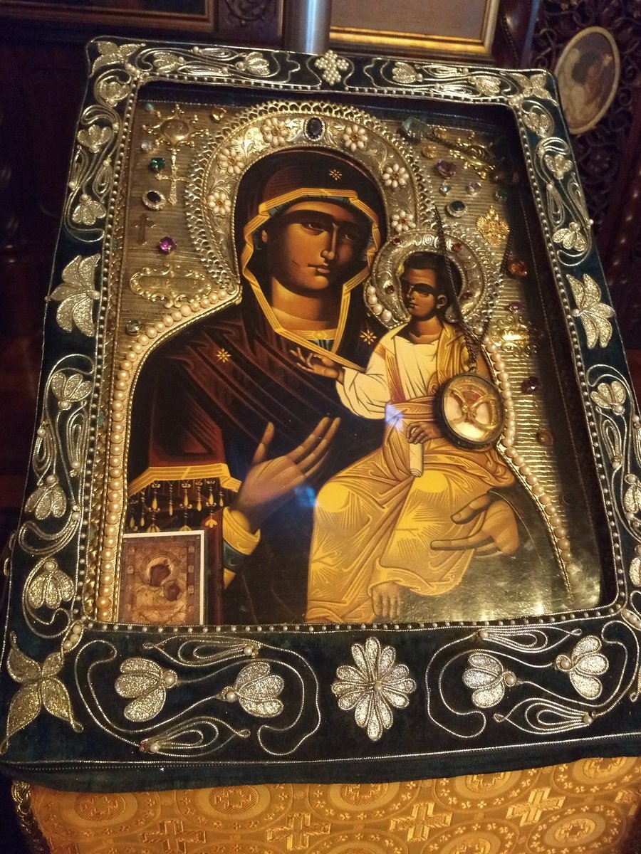 Lorpeam's tweet photo. Hoje fui na "Feira Gastronômica Rússia e Outras Culturas" na Catedral Ortodoxa de São Nicolau. O nome da festa ficou estranho mas é bem bacana. A melhor parte foi conhecer a igreja, linda linda linda. https://t.co/eBbUBORynz