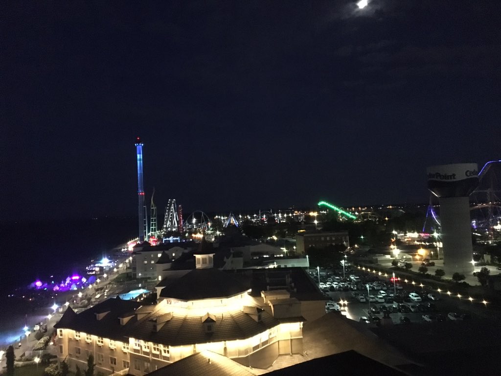 Abaroo's tweet photo. @TonyClarkCP Lovinβ it from up here! #CPNights #CedarPoint #CPLikeNoOther #HotelBreakers #familyvacation https://t.co/gtmEH7k4cx
