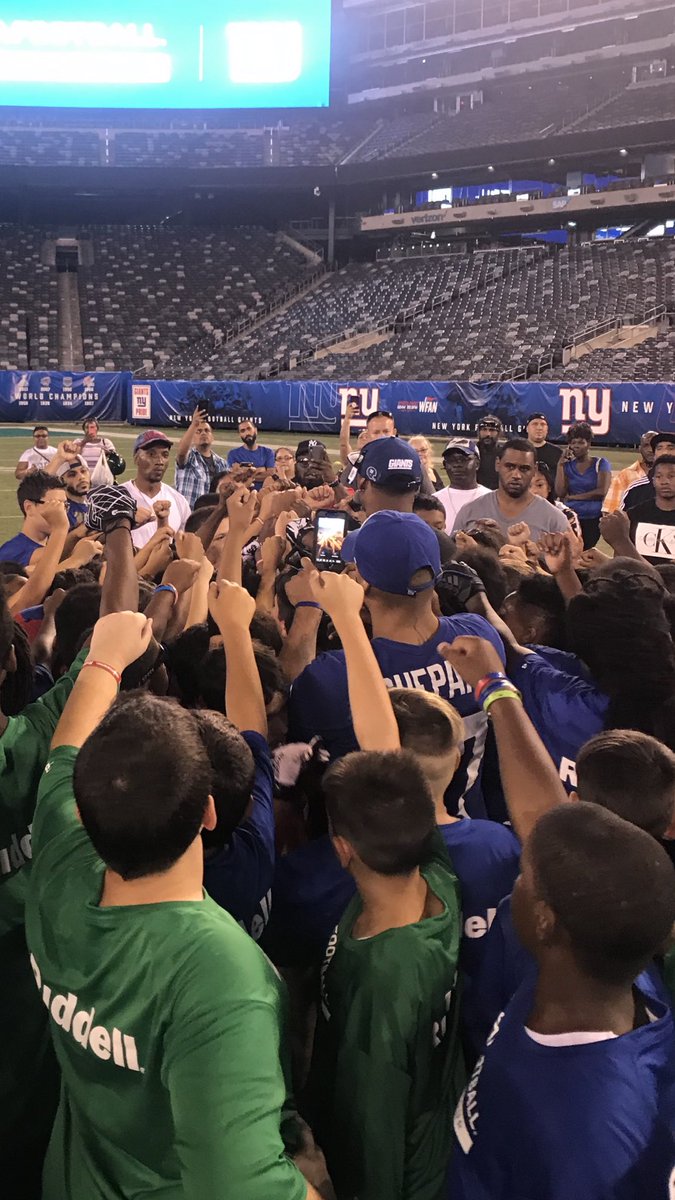 USAFootball's tweet photo. Breaking it down at @MetLifeStadium for the @RiddellSports #ProtectionTour with the @Giants! https://t.co/ECVkikuY6a