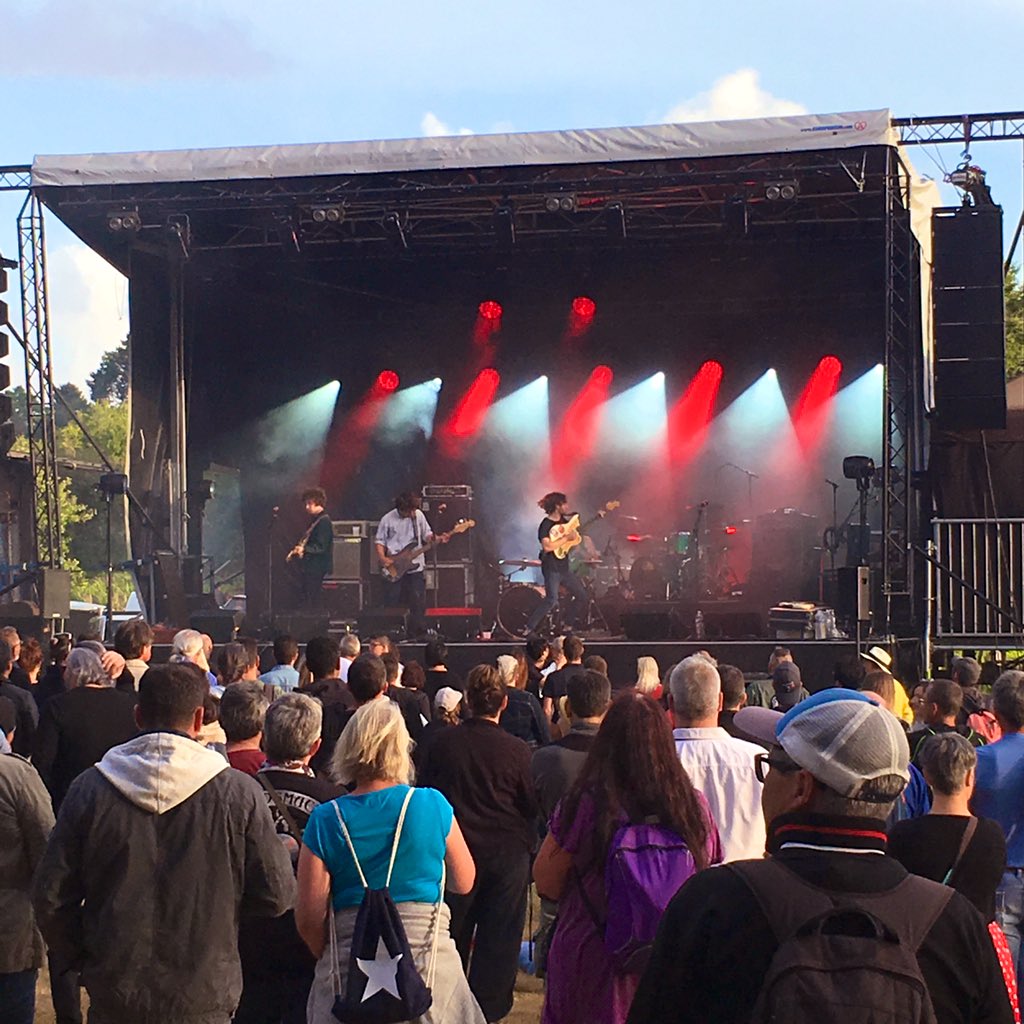 chacaloute's tweet photo. Une pépite cette édition rock du festival La Tête dans l’Sable ! C’est rare de pouvoir kiffer d’aussi bons groupes dans un cadre si convivial, merci @Bigachamo1 ❤️ #johnnymafia #eiffel #stuckinthesound #inuit #festival #commeàlamaison #vendée https://t.co/wk0yLzXG7Y