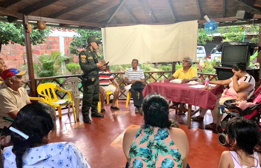 PoliciaCasanare's tweet photo. #Trinidad | adelantamos reunión con los presidentes de juntas de acción comunal, entregamos mensajes preventivos y socializamos el #CódigoDeConvivencia #Prevención https://t.co/mQSQuRC9Mh