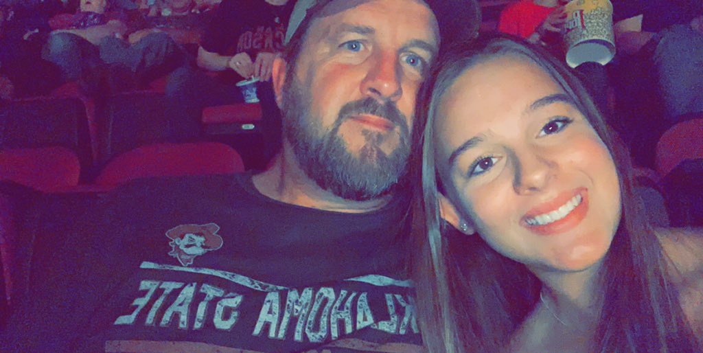 kennajilka's tweet photo. #intrustarena #alanjackson 💗💗 https://t.co/y8Ia0MTF0T