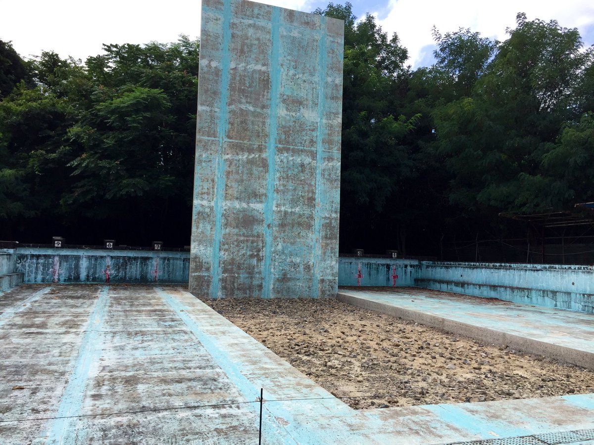 photon_web's tweet image. 今日も芸術祭鑑賞の続き。
今日は屋外展示と街に点在するギャラリーを巡るのでハード。
高校のプールの底がめくれ上がる巨大インスタレーション。圧巻。不思議感が素晴らしい。