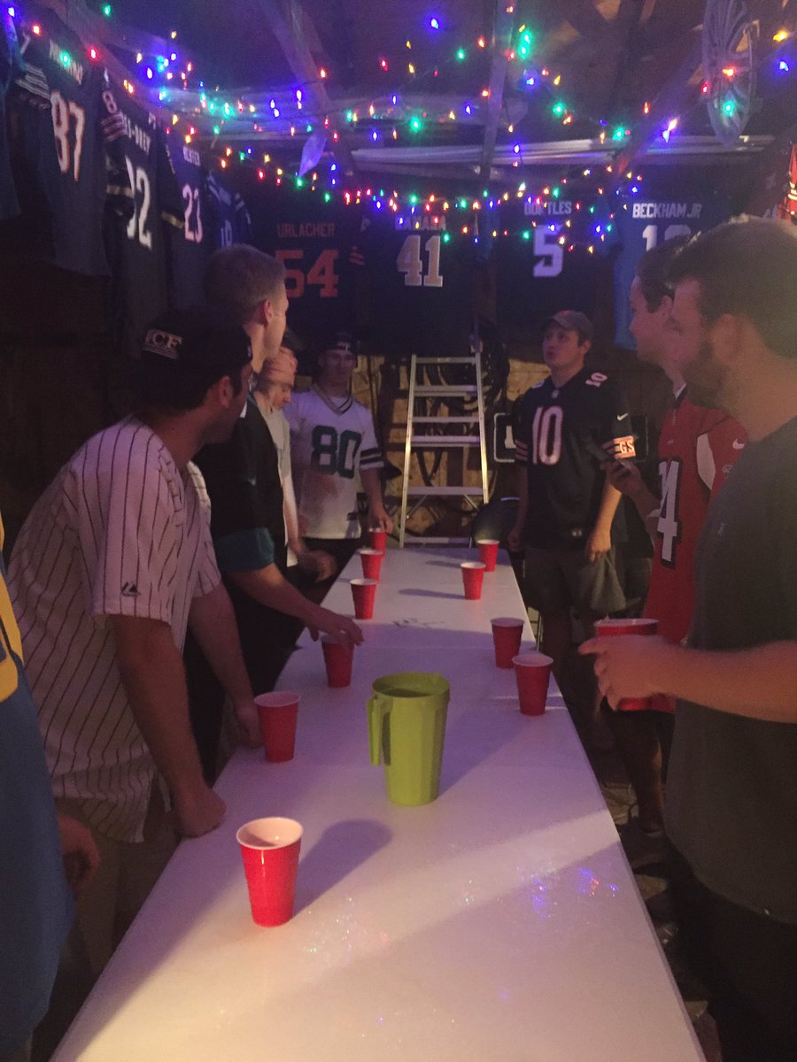 uSTADIUMFantasy's tweet image. The post-draft festivities have officially begun in THE SHED 🍺🍻