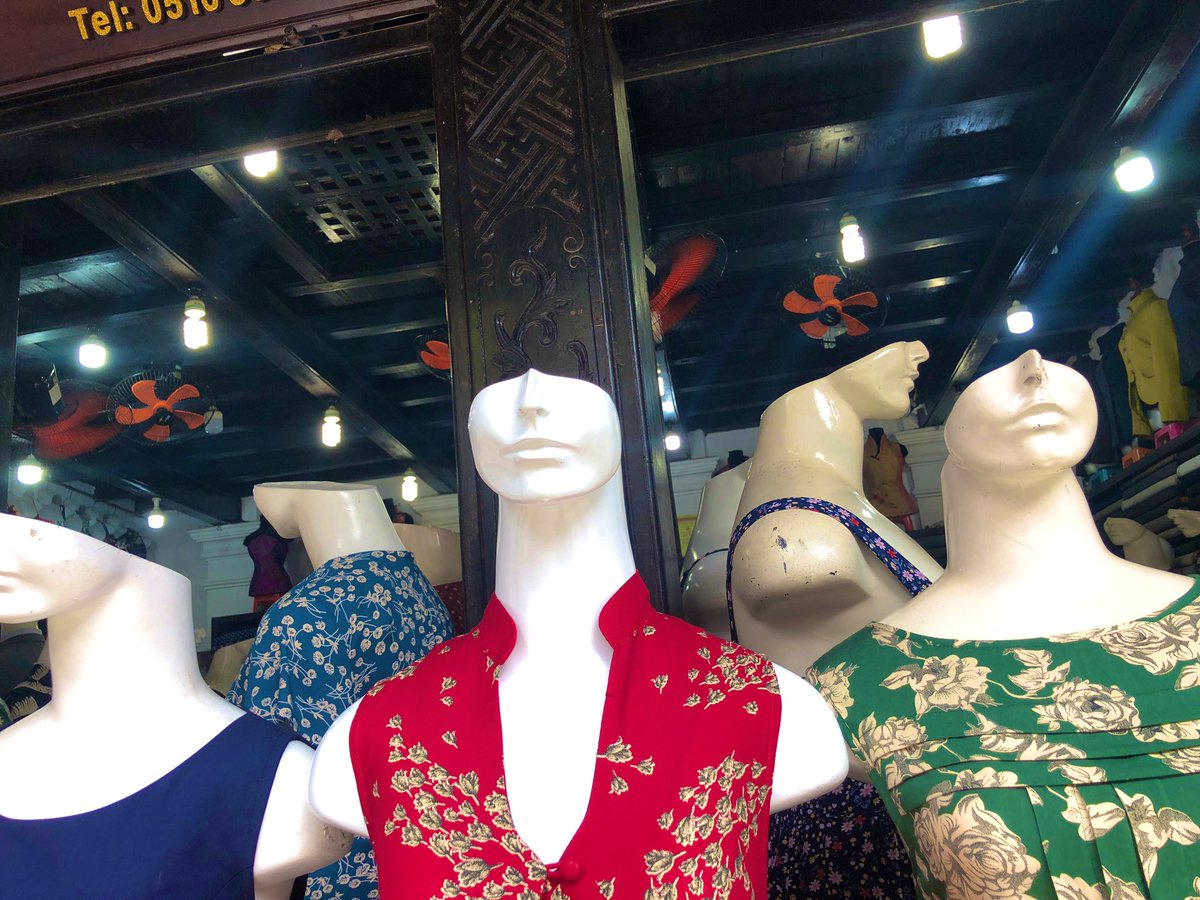 辻 詩音 ダナンから車で30分 おしゃれタウン ホイアンに来たよ バイクに軽く轢かれたあと 無傷なので心配しないで 入った モーニンググローリー というお店のごはんがおいしくて号泣してた 服屋さんのマネキンが顔半分しかなくて怖い以外は