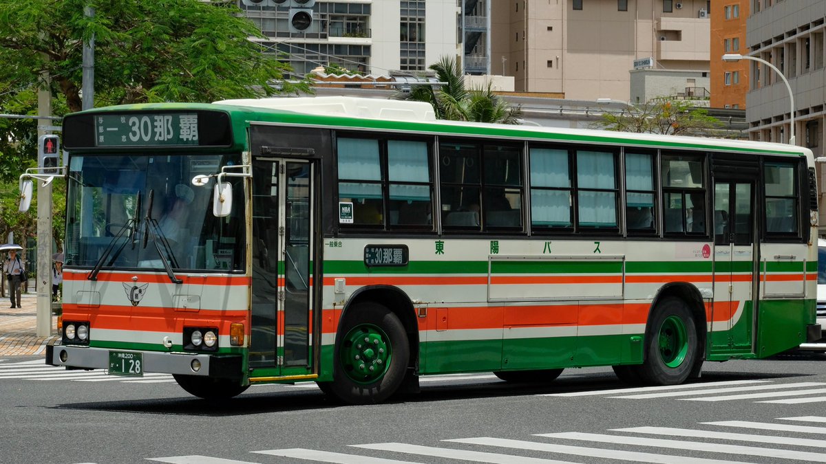 ロリるれラリ 8 5 6 東陽バス30番 沖縄0か128 P Ht235ba 元東武バス いつもは馬天あたりで走っている 昭和の最古参128が泡瀬系統に 4枚目は同社の2tg との並び また後ろに 東武 の看板が