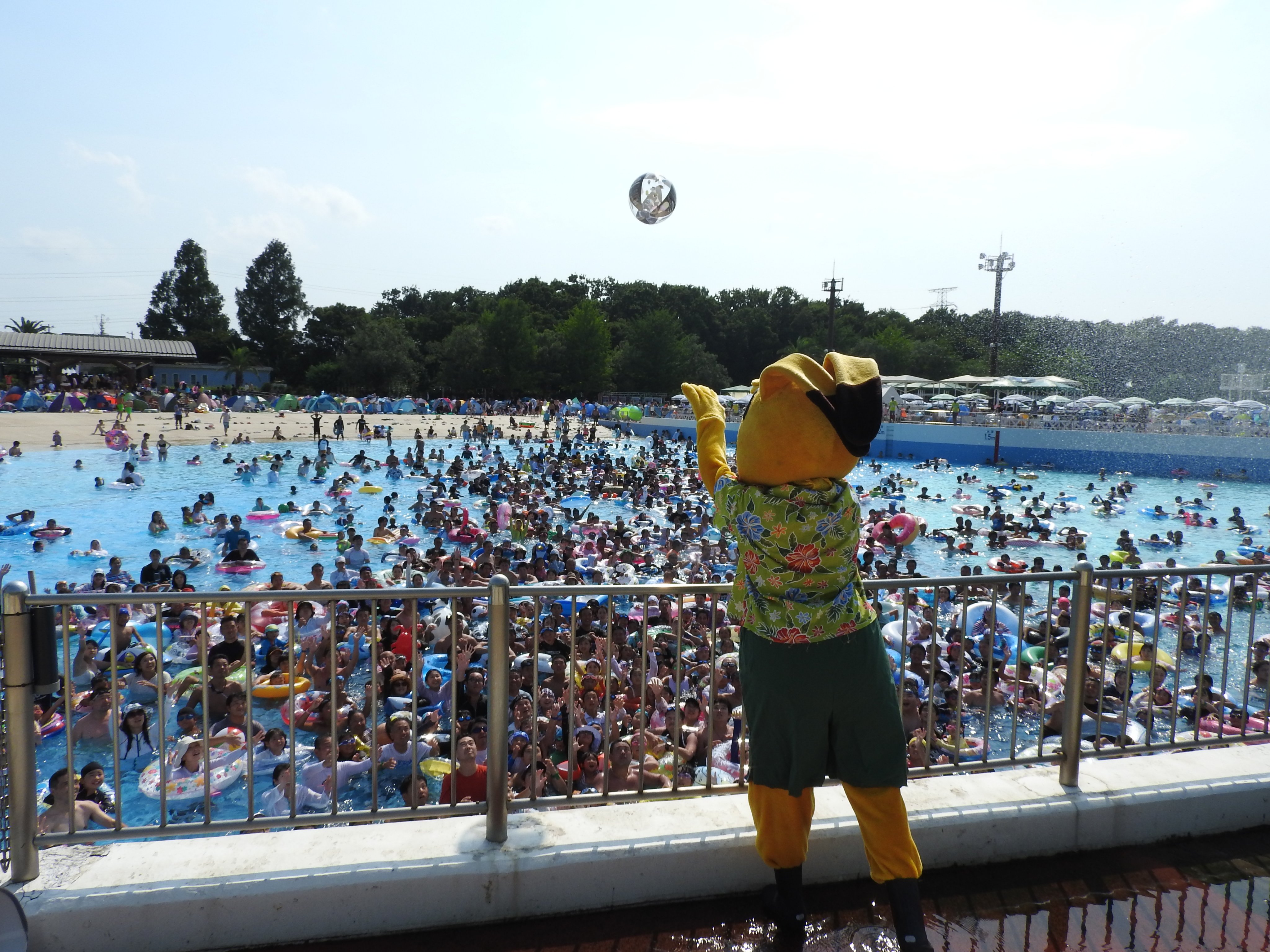 東武動物公園 公式 東武スーパープールに宇宙人現る 東武動物公園 東武スーパープール トッピー ウォーターイリュージョン T Co Famcw5pqzy Twitter