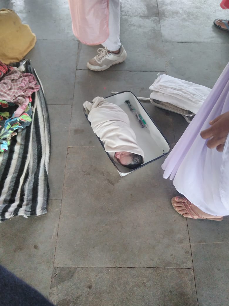 orbiter_finahce's tweet photo. Today a pregnant lady got down from a local train at Kharagpur PF no. 5, suffering from  labour pain . Immediately  attended by lady  constables &amp; helped her in delivery at platform in presence of Medical staff. Then sent her to Rly hospital for further care along with the baby. https://t.co/l3Z44B4VIL