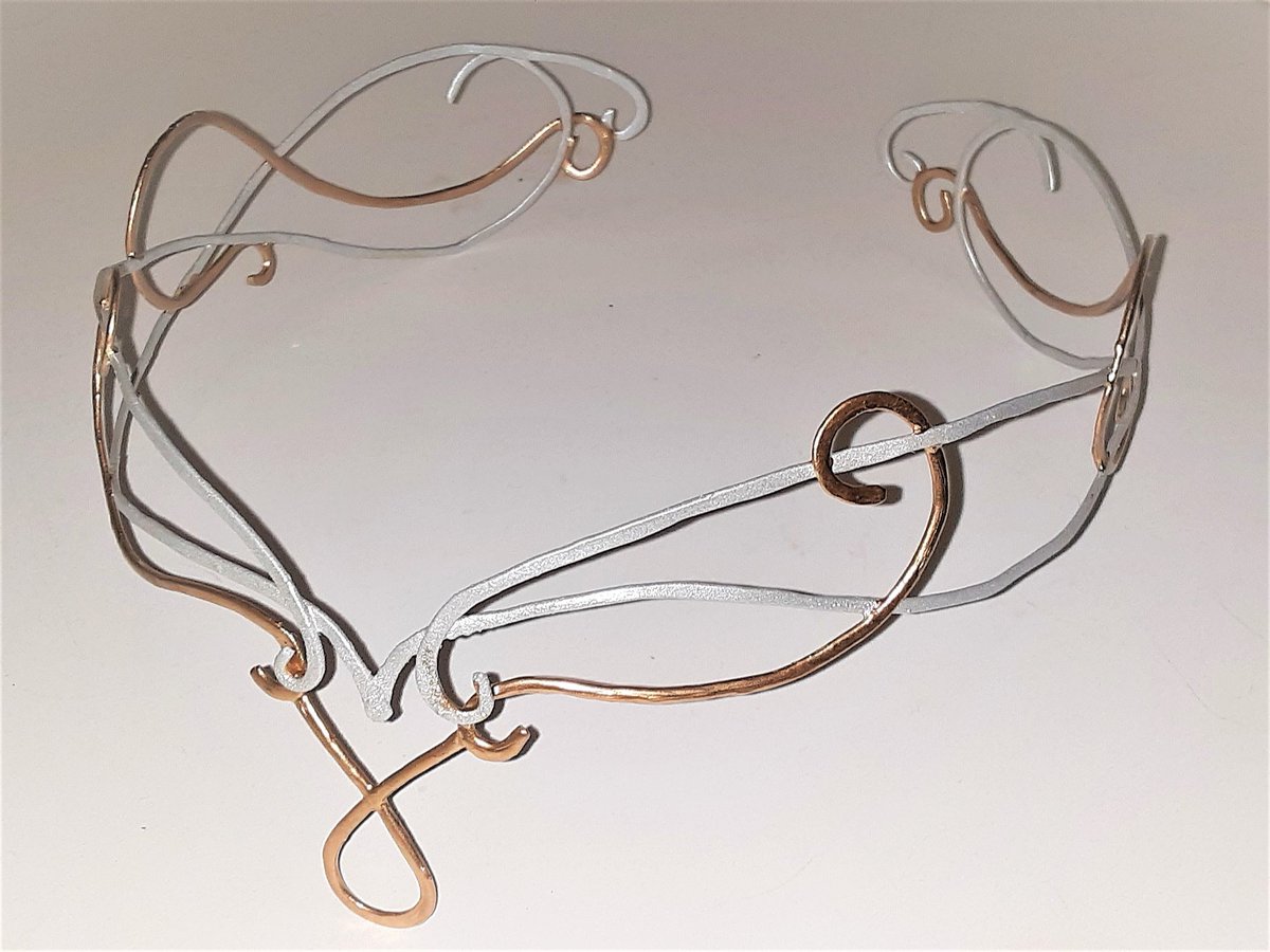 CandaceArtist's tweet photo. #earlybiz #Circlets madd for your #weddingday https://t.co/Nd5FVxOvTl #weddingdaychat #etsysocial #craftychaching #epiconetsy #weddingseason #weddingwire #custommade #madetoorder #commissionsopen #metalwork #fairytale #lotr #elven #etsyjewelry #Fibromyalgia #spoonies #chronicpain https://t.co/uAMEVy0Bct