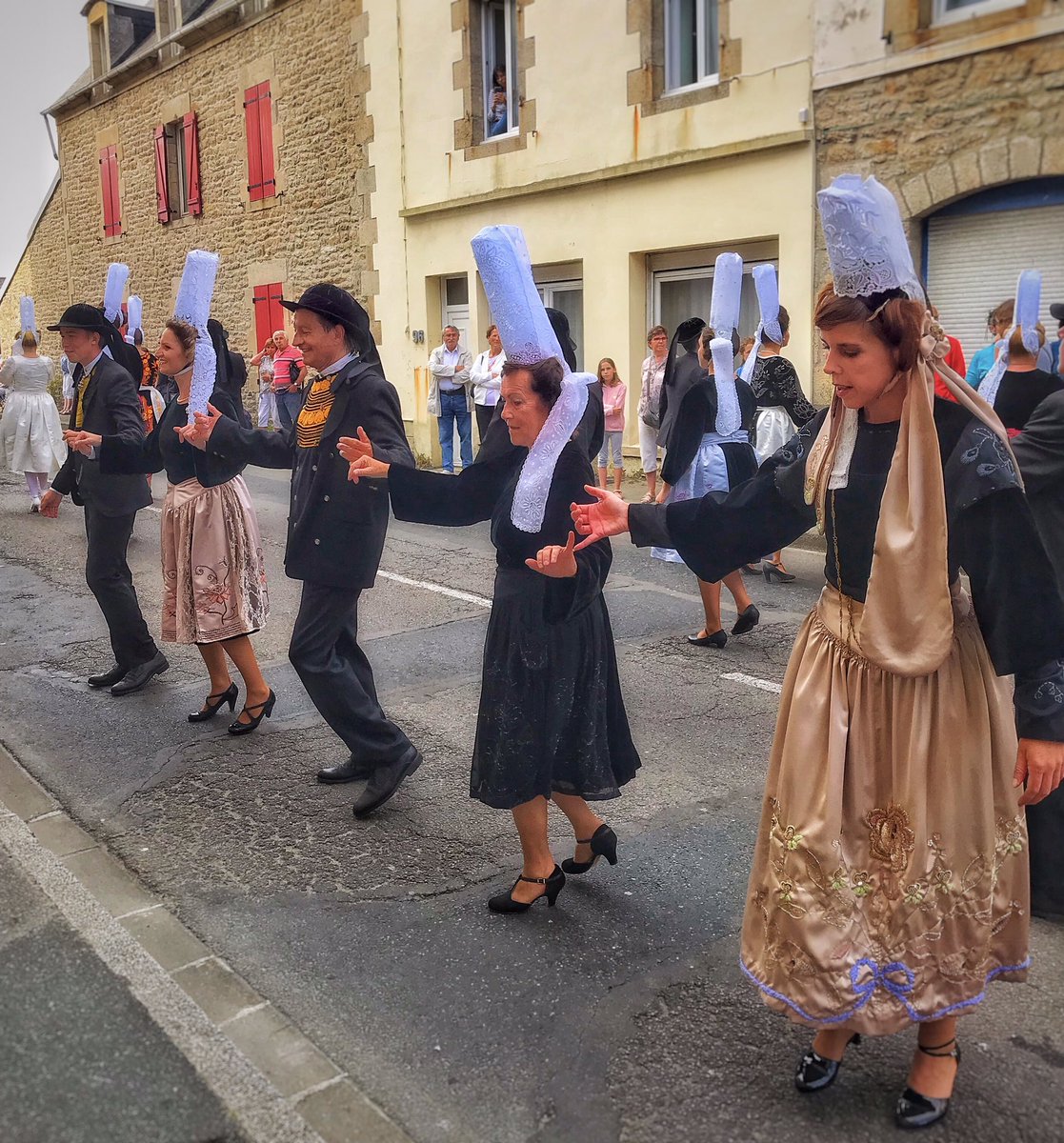 Kudos to the bigoudènes who made it through the whole parade in high heels 👠 👏 
#ThePhotoHour #photography #streetphotography #parade #traditionalclothes #traditionaloutfit #Bretagne #Brittany #breizh #snapseed #iphonephotography