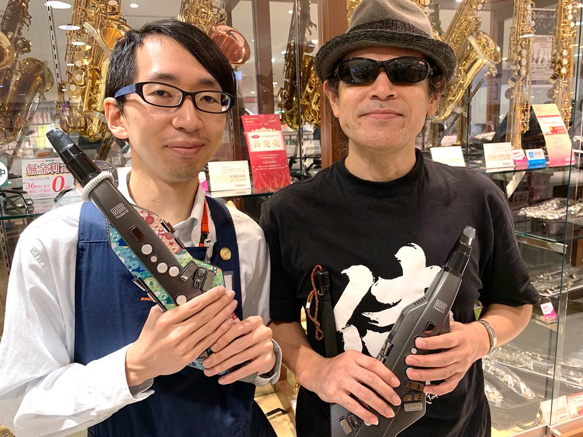 shima_shinjuku's tweet photo. 【ご来店】ウォルフィー佐野様、エアロフォンGOご購入いただきました‼
本日ウォルフィー佐野様ご来店いただきました🎷
毎月第3月曜日には表参道ジャズバードでジャズライブを行っているという事なので 、新たな相棒エアロフォンGOも存分に使い倒しちゃってくださいね👍
#エアロフォンGO #AE05 https://t.co/AtzvtF9rgQ