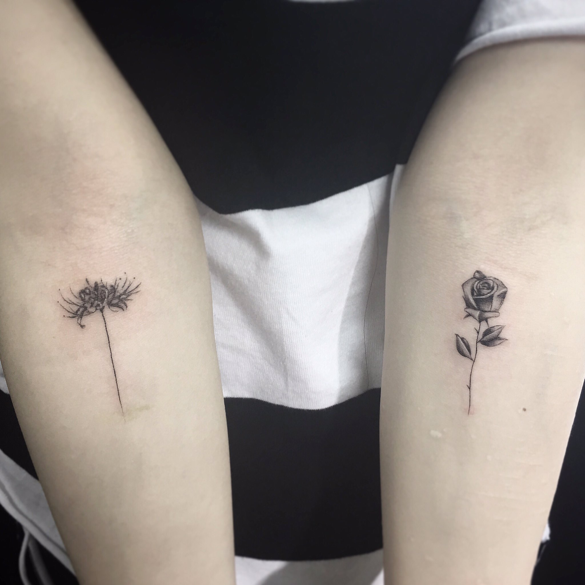 新宿タトゥー Fox Gate Tattoo 腕 バラと彼岸花のタトゥー 8月11日 本日も営業中 和彫りからワンポイント トライバル B Gまでオールジャンル対応のタトゥースタジオ 東京新宿fox Gate Tattoo 新宿駅徒歩7分 個室ブース完備 その他の