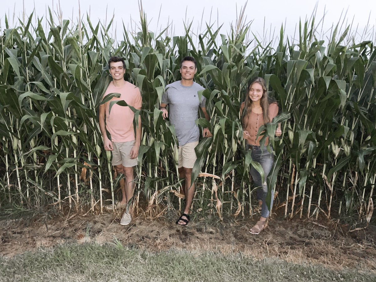 BergieEllie's tweet photo. family pictures in the midwest https://t.co/vtsniqqOiN