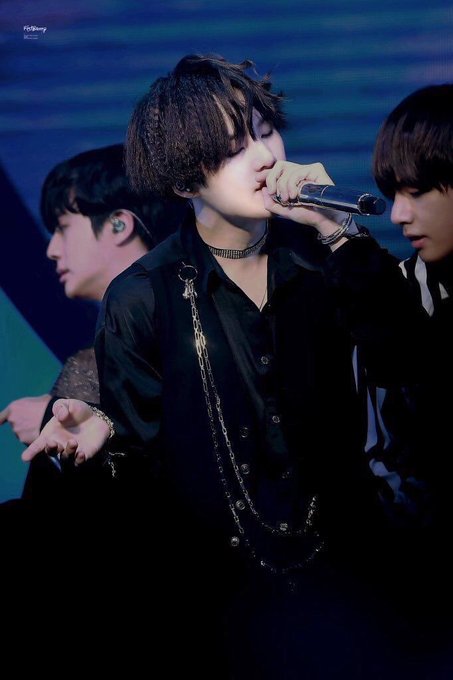 Bangtan_0t7love's tweet photo. ⚠️
         Admiten lo este estilo te 😎 mató ! ❤️📷
 Pero reviviste una vez más ! 
#TeenChoiceWarner #BTSARMY @BTS_twt https://t.co/1yOrLC3Nnk
