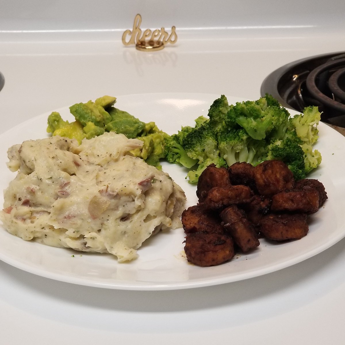 veganinfl's tweet photo. Had the @gardein sausages for dinner with vegan potato salad, broccoli, and avocado seasoned with olive oil and Himalayan salt.🌱 #veganfoodshare #veganfoodie #meatfree #veganeats #vegans https://t.co/oDGLlK57e2