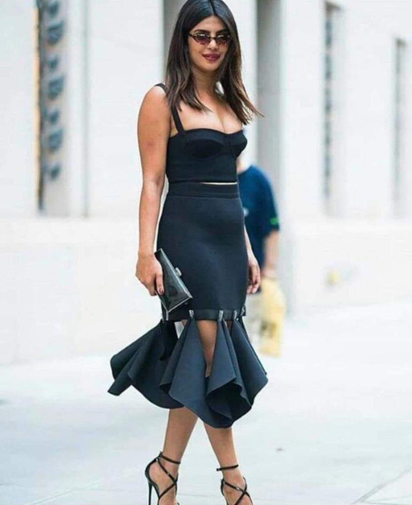 Priyank05398397's tweet photo. If you run out of places to dry your clothes.. 
Learn from Priyanka..

See how she is drying her table napkins!! 
#CongressPresident #TwitterBlockISI #SaahoTrailerDay #CongressKaFamilyDrama @Siddh1611 https://t.co/IYgb2Lb0Ck