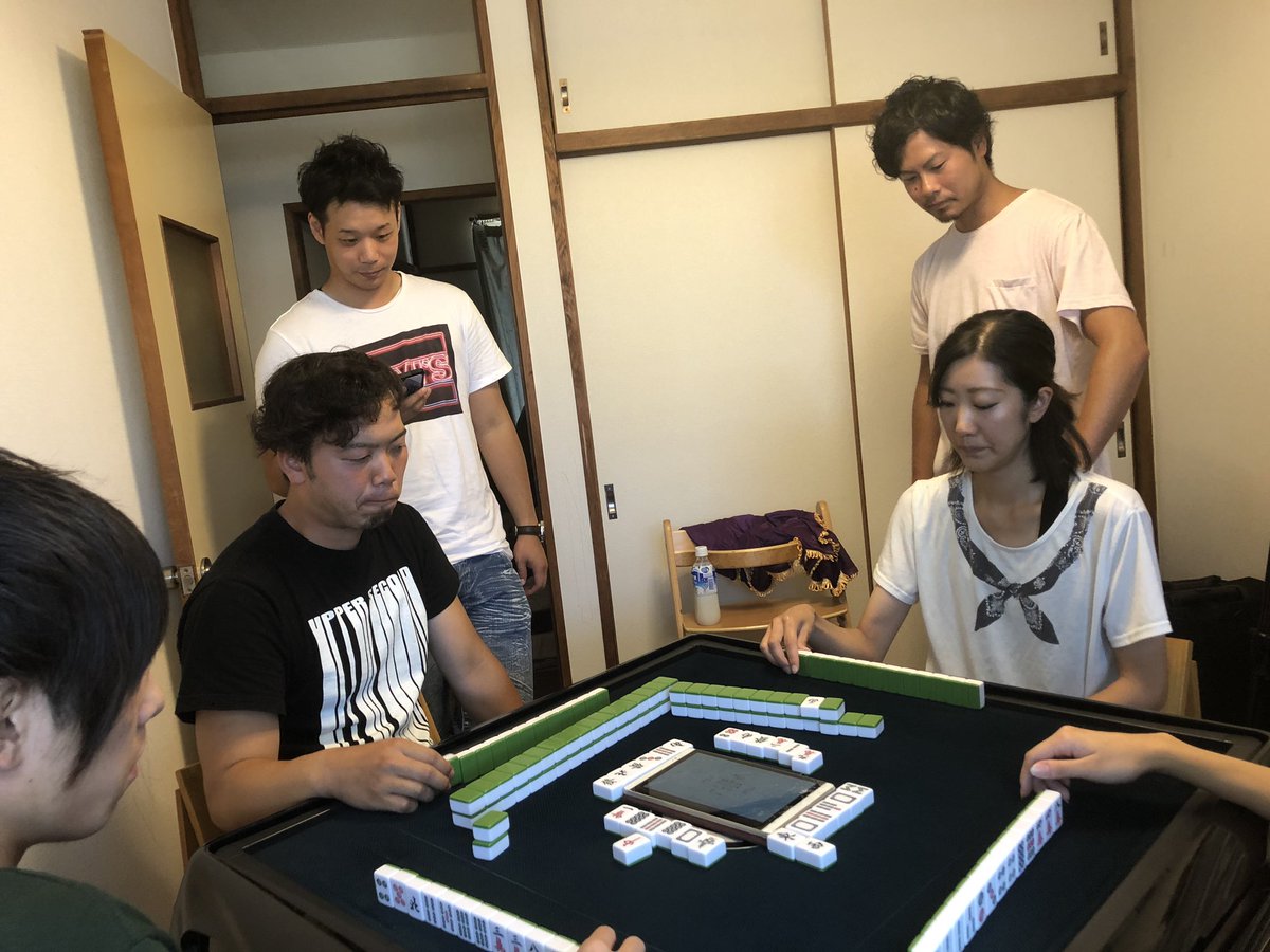 第三回Fリーグ開催してます！
麻雀には珍しいチームペアマッチで総合得点を競います！
連休中に毎回やってますので参加希望者いたら声かけて下さい！
今回は8人4チームですがそれ以上も受け付けます😊