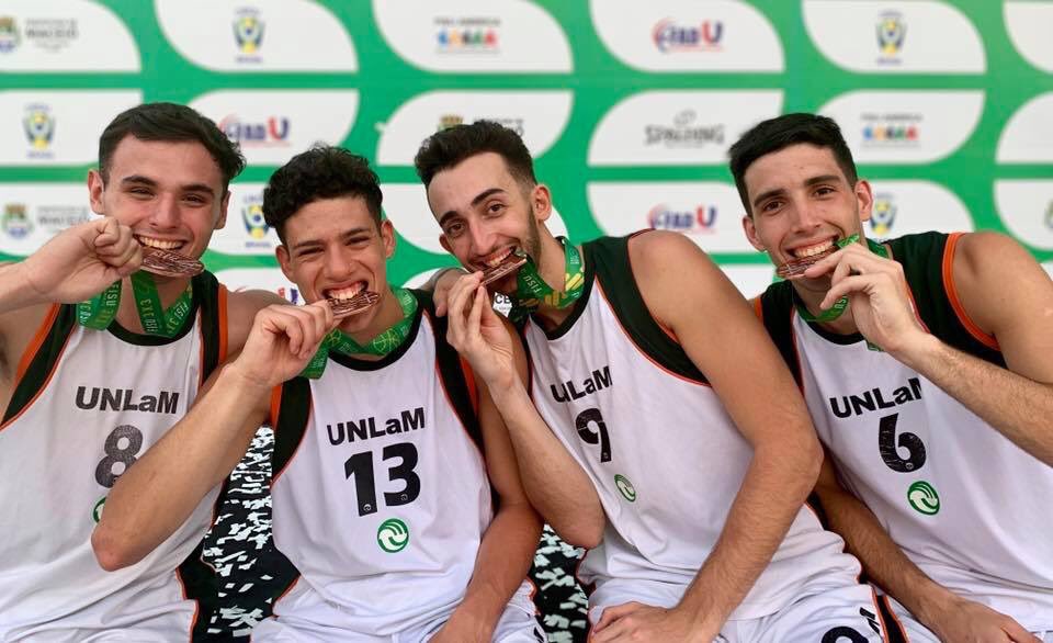 DrMartinezUNLaM's tweet photo. ¡Felicitaciones chicos!
En Brasil, el equipo de básquet de la @UnlamOficial obtuvo el tercer puesto en la Copa Panamericana Universitaria #FISUAmerica3x3 y le dio la medalla de bronce a la #Argentina.
🇦🇷🥉 https://t.co/9DkQQ7WQP0