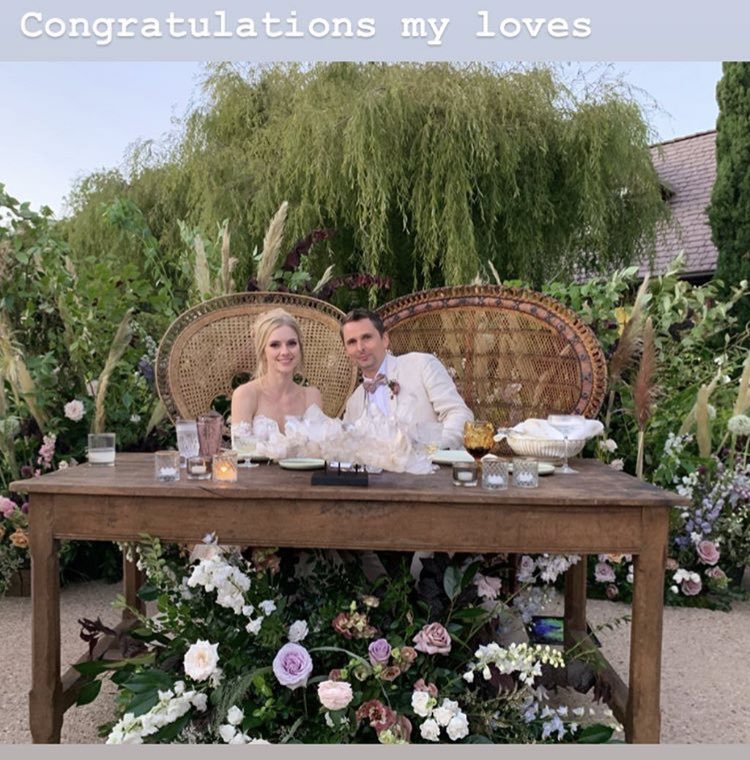 MusersOfMuse's tweet photo. Aquí tienen las los recién casados 

The first picture of the just married couple:❤️☺️👰🏼
Mr and Mrs Bellamy 
Congratulations to the beautiful couple!!! @MattBellamy @elloelle 

#mattbellamy #elloelle #elleevans #Ellesbells https://t.co/0qoFnmzEML
