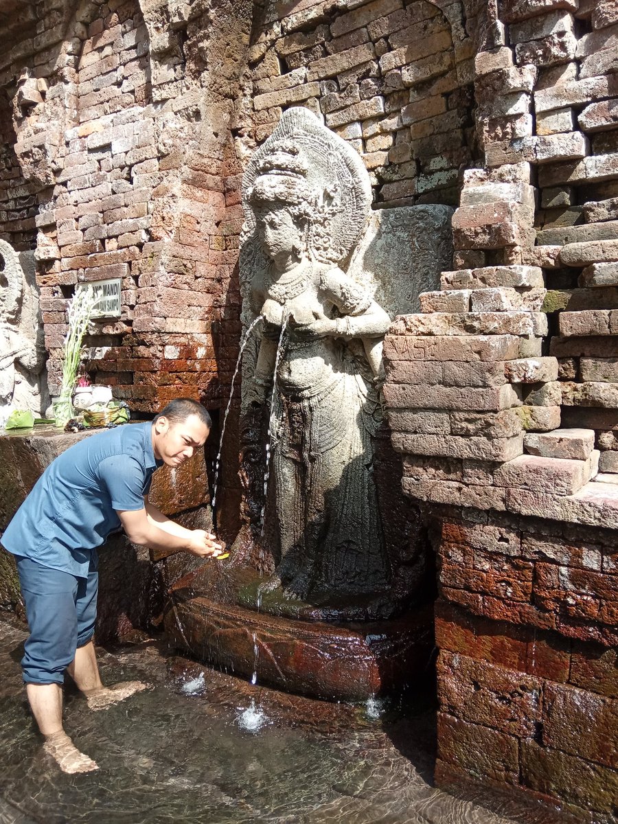 damaradis's tweet photo. Kaya ada manis-manisnya..
#candi #belahan #sumber #tetek #gempol #pasuruan https://t.co/xcorWaYa9N