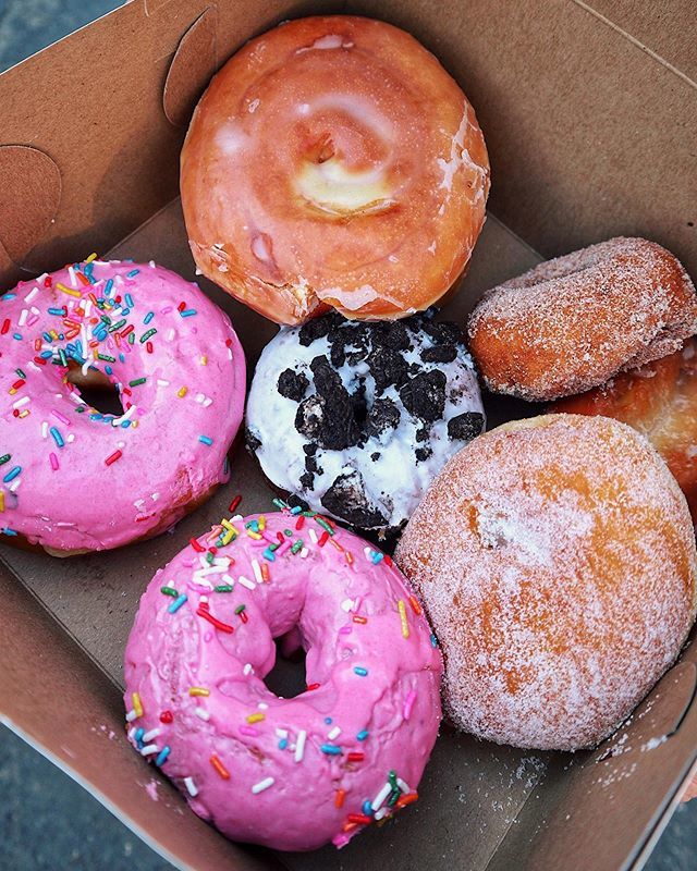 SEATTLE FOOD GUIDE
.
This place has so many different flavours of donuts, it’s crazy! We didn’t even know where to start! My fave out of all the ones we got was definitely the CINNAMON BUN GLAZED DONUT! It’s a rise donut, so it’s super soft and airy!… ift.tt/2ZSYkw6