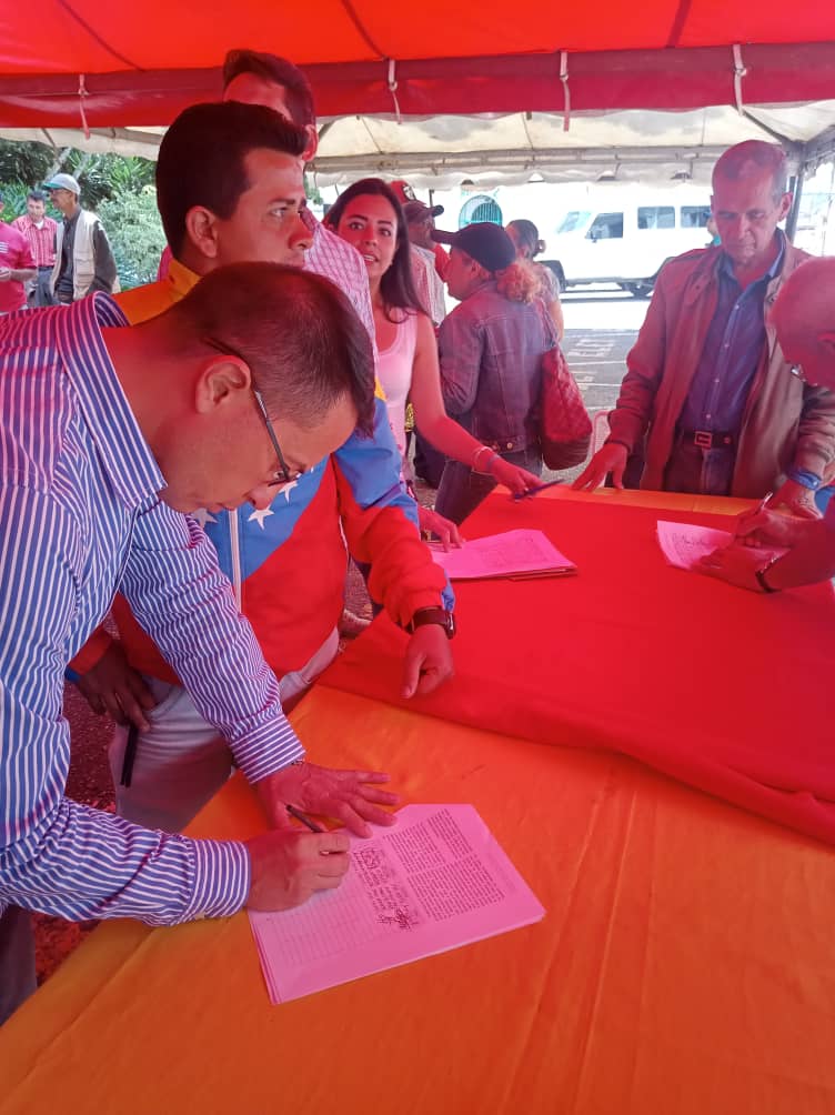 clapamc's tweet photo. RT: GMAS_Tachira: RT BermudezJoseA: .FreddyBernal siguiendo sus instrucciones las instituciones GMAS_Tachira acudieron a recolección de firmas contra el decreto del imperio norteamericano contra Vzla Viviremos y Venceremos junto NicolasMaduro
TrompizCarl… https://t.co/0vruvV2GO6