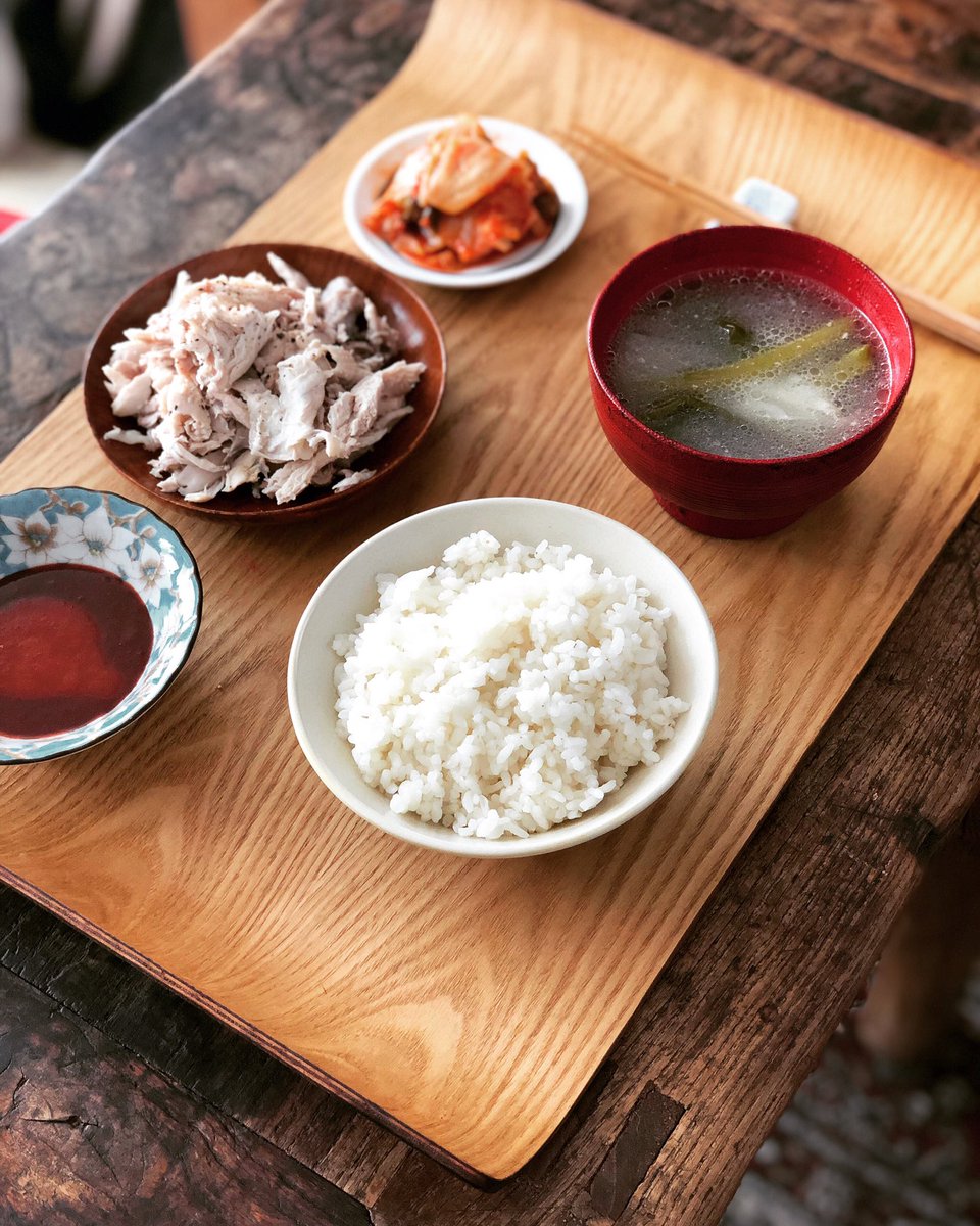 닭을 정종에 대파 다섯, 뿌리까지 씻어 팔팔 삶았다. 영계 두마리 뼈를 발라 소금 후추에 살짝 무쳐 양념장에 찍어 먹는걸 참으로 좋아해서 찜통 주방을 이겨내고 만들었다. 먹을땐 참 부지런 하네. 여보 식사 하시게