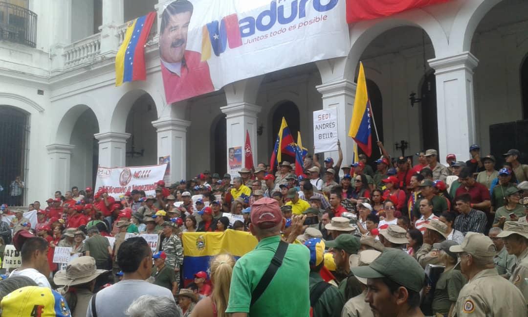clapamc's tweet photo. RT: GMAS_Tachira: RT BermudezJoseA: .FreddyBernal siguiendo sus instrucciones las instituciones GMAS_Tachira acudieron a recolección de firmas contra el decreto del imperio norteamericano contra Vzla Viviremos y Venceremos junto NicolasMaduro
TrompizCarl… https://t.co/0vruvV2GO6