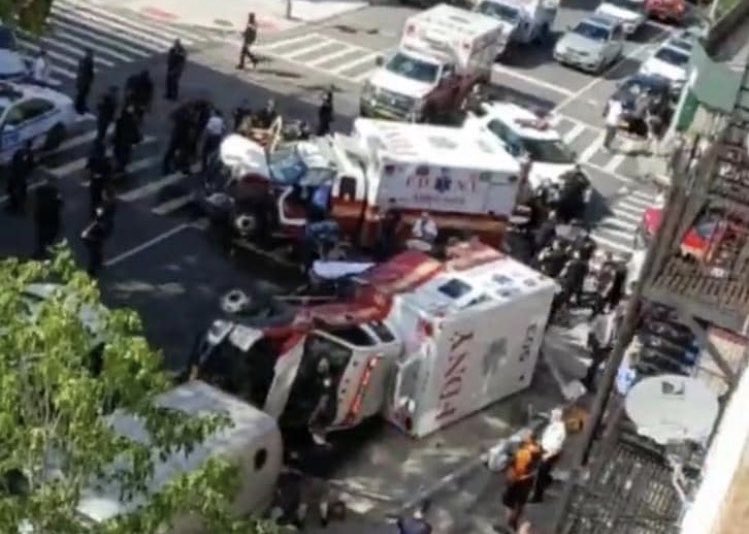 TheSecretList's tweet image. 2 EMS PARAMEDICS KILLED IN THE LINE OF DUTY-WEST VIRGINIA. —FDNY Ambulance VS Ambulance Responding Crash Video-Before &amp;amp; After Crash
firefighterclosecalls.com/2-ems-paramedi… @IAFC_SHS  @jemsconnect @EMS1 @THEMAJESTIRIUM1 @IAFCEMS #ambulance #paramedic #lodd #westvirginia #FDNY #EMS #fatal #RIP