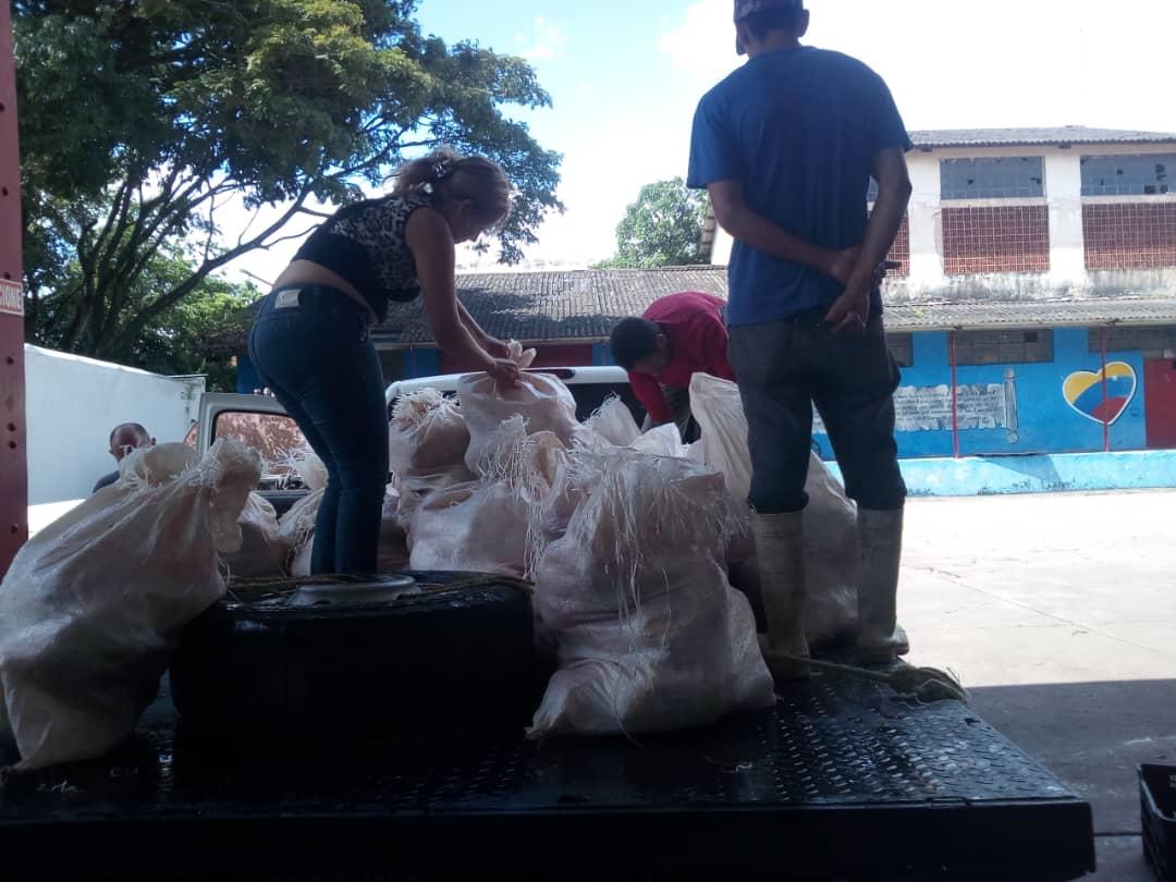 clapamc's tweet photo. RT: GMAS_Tachira: RT mviviana_212: .FreddyBernal 
Seguimos avanzando en la atención al pueblo organizado GMAS_Tachira
ClapOficial despacho de proteína para #McpioCapachoNuevo Clap Betania 382 familias beneficiadas 
NicolasMaduro cuspal_oficial MinppalOfi… https://t.co/2R8BbzVcfZ