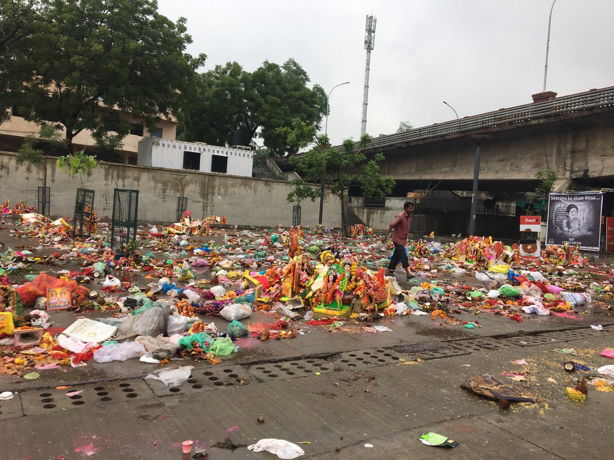 vnehra's tweet photo. Something amazing is happening in #Ahmedabad today. 

Ordinary citizens have decided to keep #Sabarmati river clean. 

Instead of immersing Dashama idols in the river, they have respectfully left them on the banks!!

Thousands and Thousands of them. Unbelievable change 🙏 https://t.co/t5f0yh9ywr
