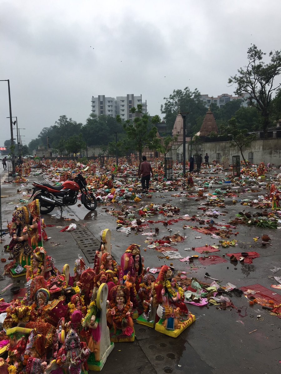 vnehra's tweet photo. Something amazing is happening in #Ahmedabad today. 

Ordinary citizens have decided to keep #Sabarmati river clean. 

Instead of immersing Dashama idols in the river, they have respectfully left them on the banks!!

Thousands and Thousands of them. Unbelievable change 🙏 https://t.co/t5f0yh9ywr