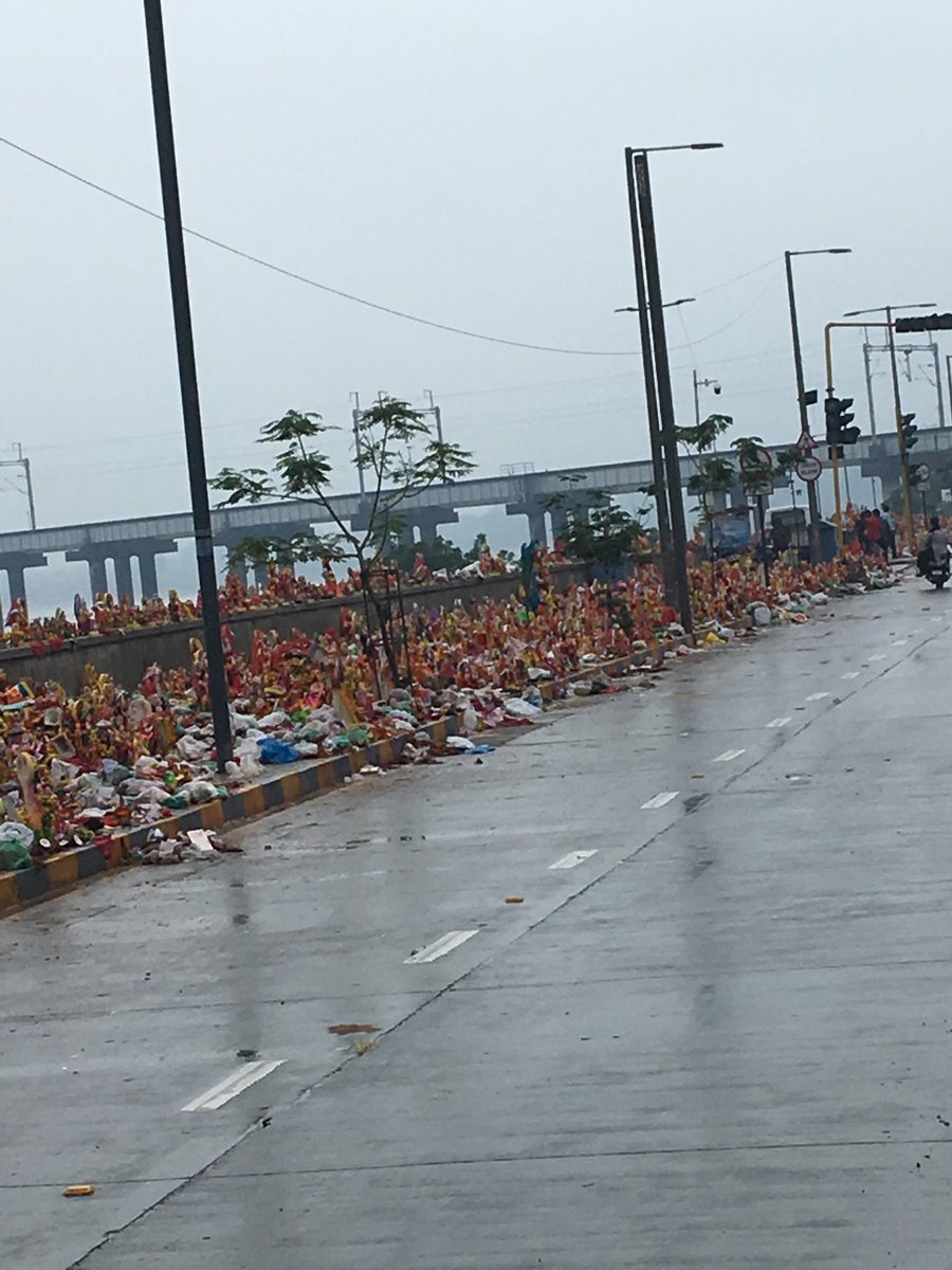 Something amazing is happening in #Ahmedabad today. 

Ordinary citizens have decided to keep #Sabarmati river clean. 

Instead of immersing Dashama idols in the river, they have respectfully left them on the banks!!

Thousands and Thousands of them. Unbelievable change 🙏