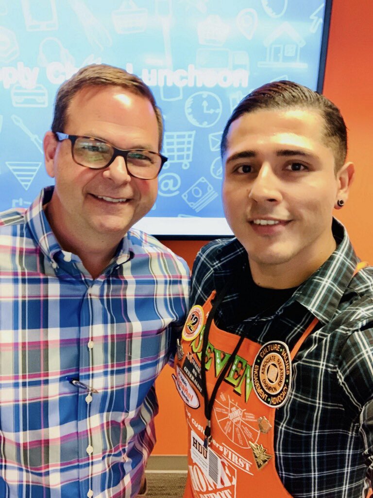 Steven_Z_HR's tweet photo. Being a part of Travis’s luncheon was extremely important to me because it reminded me that we all have that goal in common.. getting all the necessary tools for our associates to be successful! Hearing him talk and listen to us was AWESOME! #TheHomeDepot #THDhr #ONEsupplychain https://t.co/dJSBJgKVun