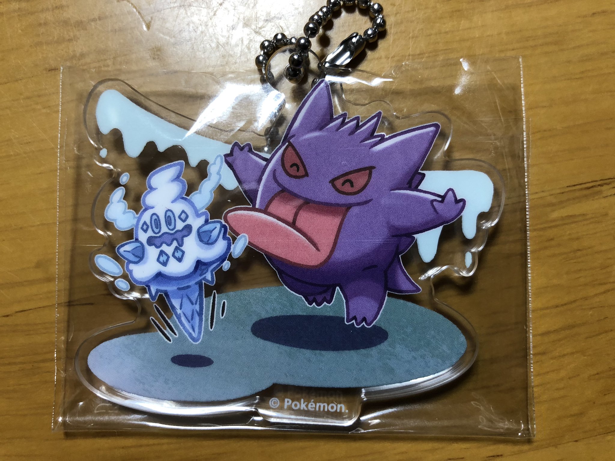 へび 29日誕生日 ポケモンセンターで ゲンガーのグッズ売ってたから 買ってきたんだけど ランダムで入ってるアクキーのやつで したでなめるデザインがあったから 試しに2つ買ったら1発で出た T Co Oxwhexnpsd Twitter