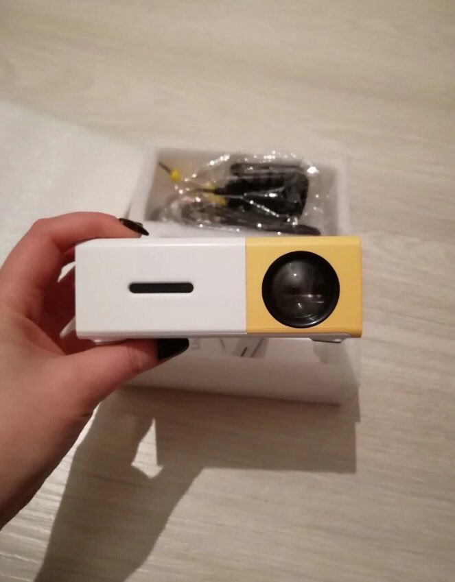 acw_xoxo_'s tweet photo. my boyfriend got us a mini projector and it has made our movie nights magical 🤗 https://t.co/SGQpmbQRAO